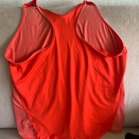 Lot of four athletic clothing - - Picture 10 of 10